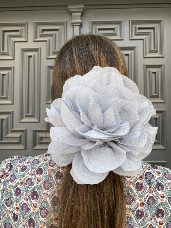 Flor camelia pinza -imperdible sky blue - Imagen 2