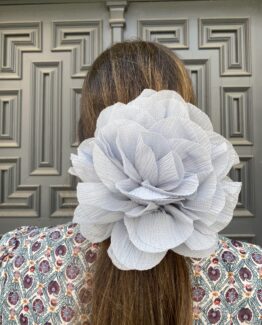 Flor camelia pinza -imperdible sky blue