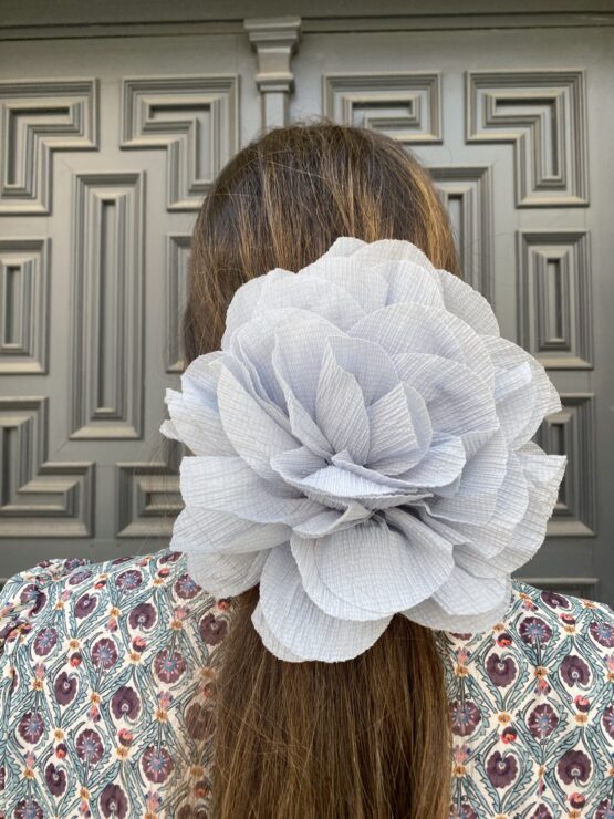 Flor camelia pinza -imperdible sky blue