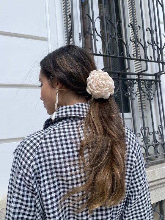 Flor pinza Gardenia beige - Imagen 3