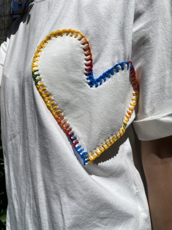 Camiseta bordado corazón - Imagen 2
