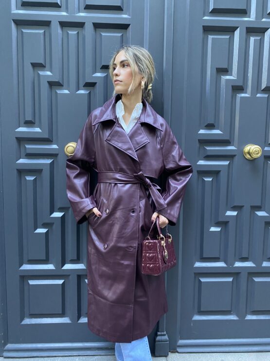 Trench efecto piel burdeos - Imagen 4