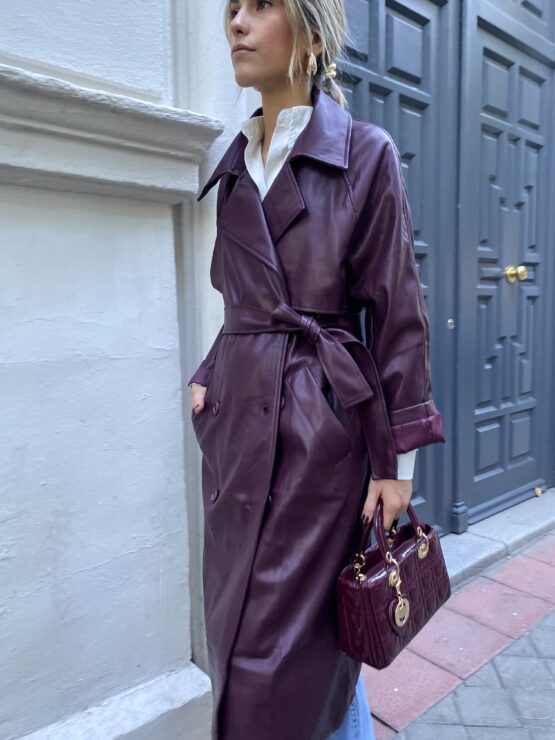 Trench efecto piel burdeos