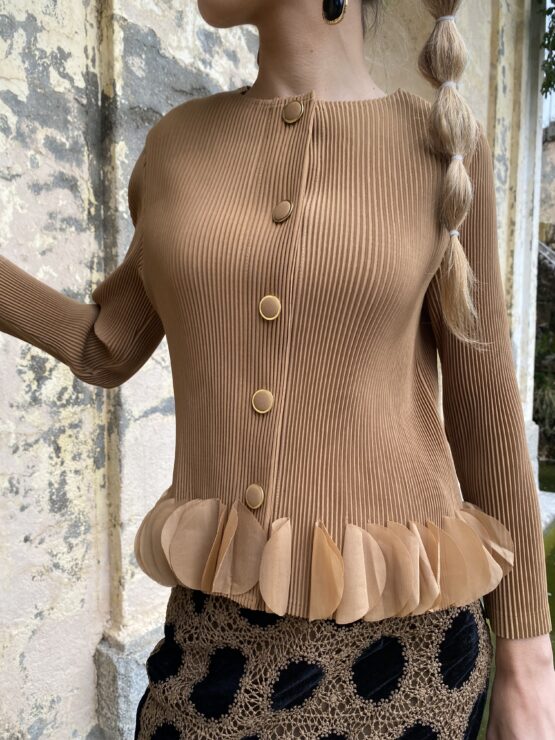Chaqueta plisada pétalos camel - Imagen 4