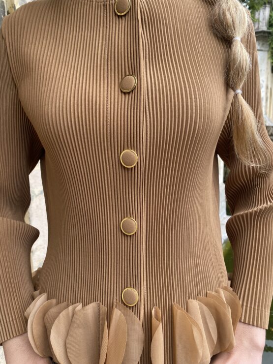 Chaqueta plisada pétalos camel - Imagen 2