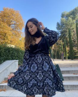 Vestido paisley con chaleco terciopelo