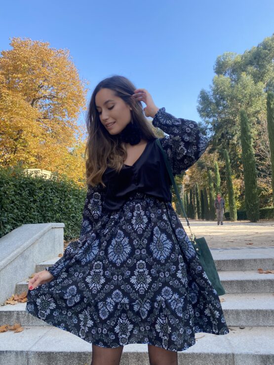 Vestido paisley con chaleco terciopelo