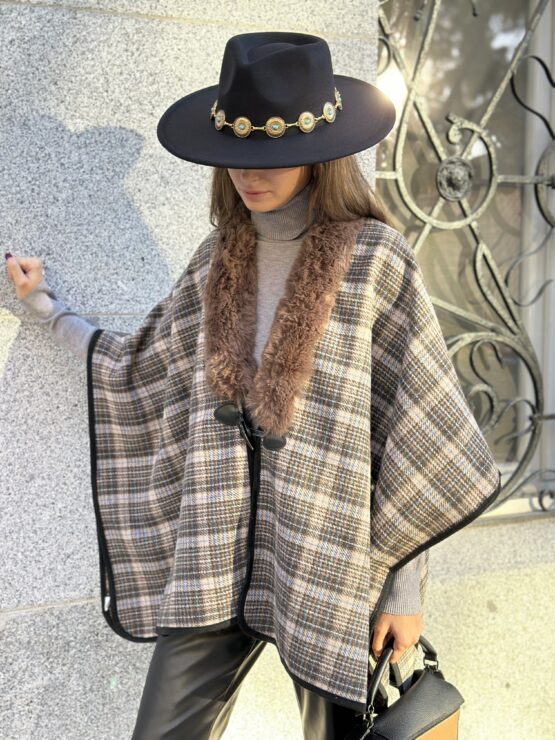 Capa Micaela  con cuello de pelo