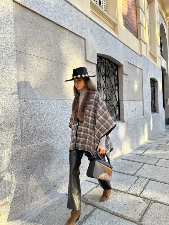 Capa Micaela  con cuello de pelo - Imagen 7