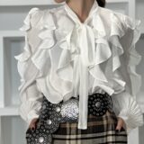 Blusa volantes y lazada blanca