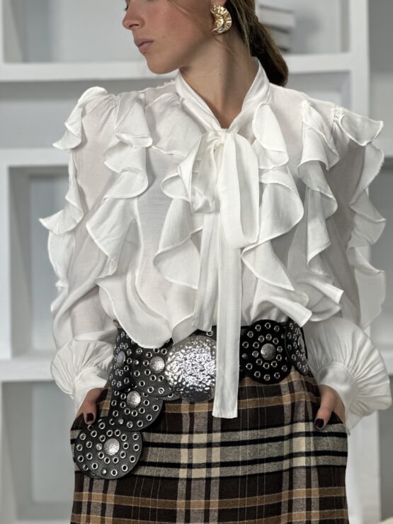 Blusa volantes y lazada blanca