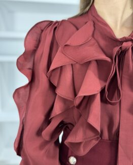 Blusa volantes y lazada burdeos