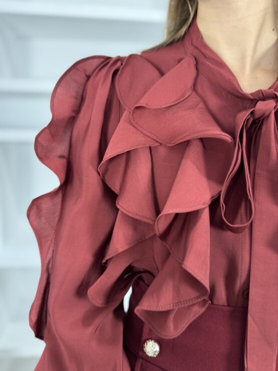 Blusa volantes y lazada burdeos