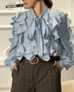 Blusa volantes y lazada azul