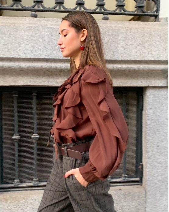 Camisa volantes con lazada marrón chocolate - Imagen 3