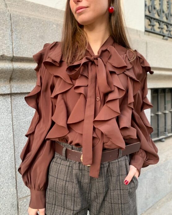 Camisa volantes con lazada marrón chocolate - Imagen 2