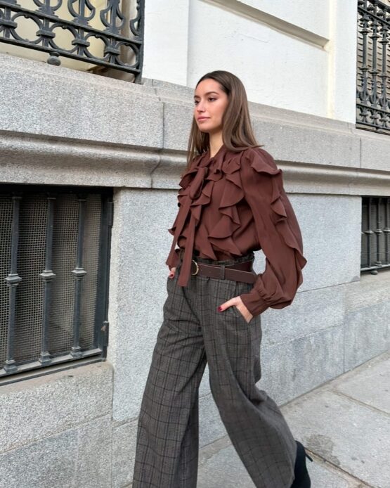 Camisa volantes con lazada marrón chocolate - Imagen 5
