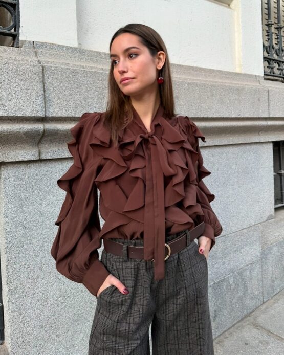 Camisa volantes con lazada marrón chocolate