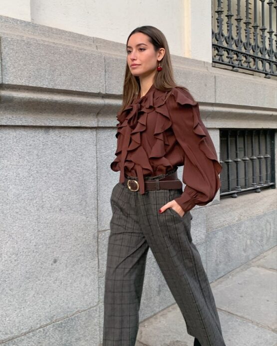 Camisa volantes con lazada marrón chocolate - Imagen 4