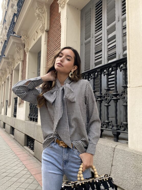Blusa lazada cuadro Vichy negra