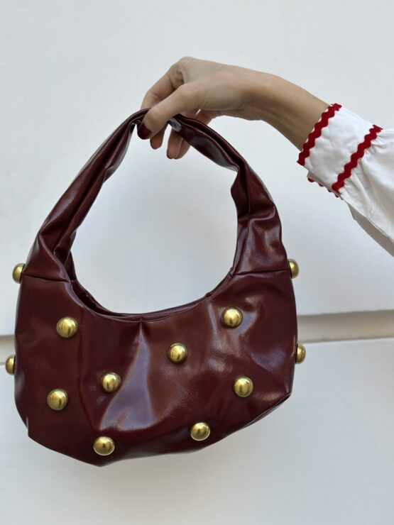 Bolso tachas burdeos