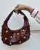Bolso tachas burdeos