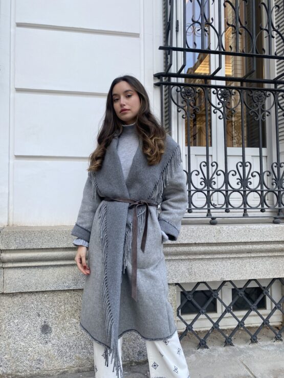 Abrigo lana flecos grey  con cinto - Imagen 5