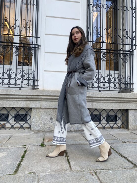 Abrigo lana flecos grey  con cinto - Imagen 6