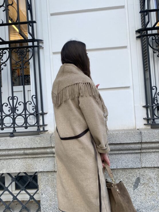 Abrigo lana flecos camel con cinto - Imagen 3