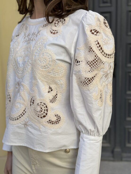 Blusa Casilda bordada beige - Imagen 2