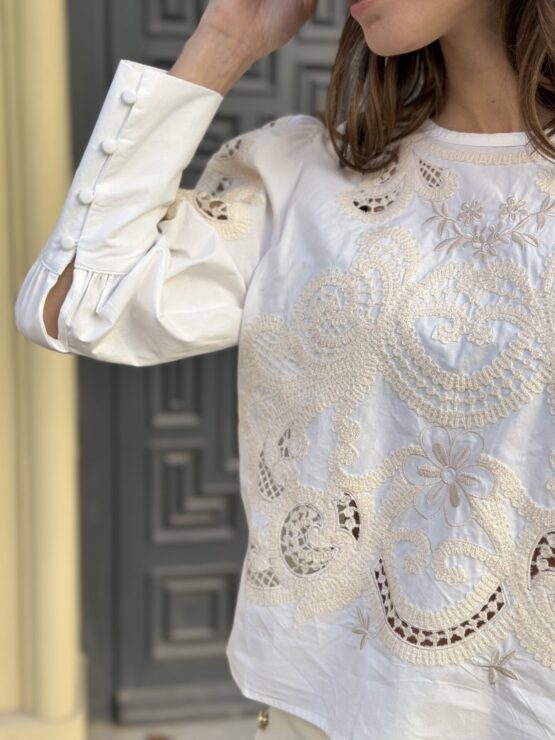 Blusa Casilda bordada beige - Imagen 6