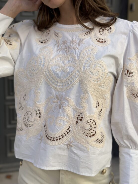 Blusa Casilda bordada beige - Imagen 5