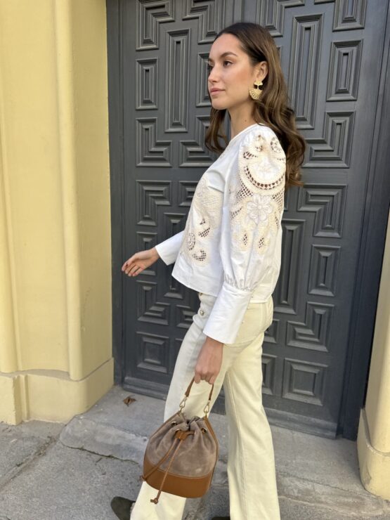Blusa Casilda bordada beige - Imagen 7