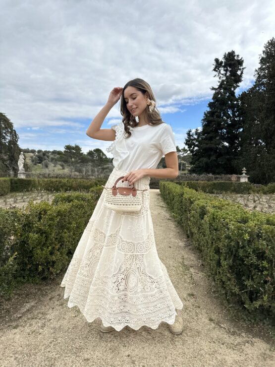 Falda bordada guipur