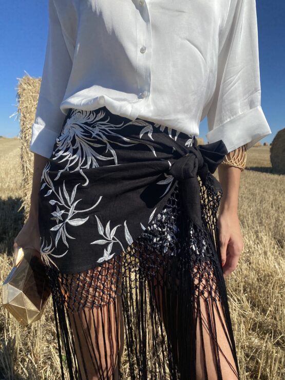 Falda mantón bordada negra