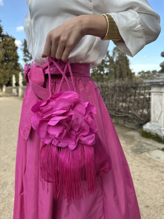 Bolso flecos con flor fucsia
