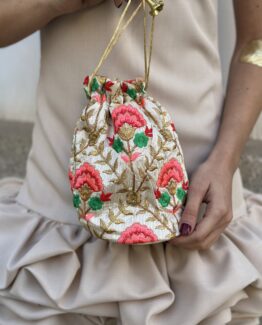 Bombonera flores bordadas