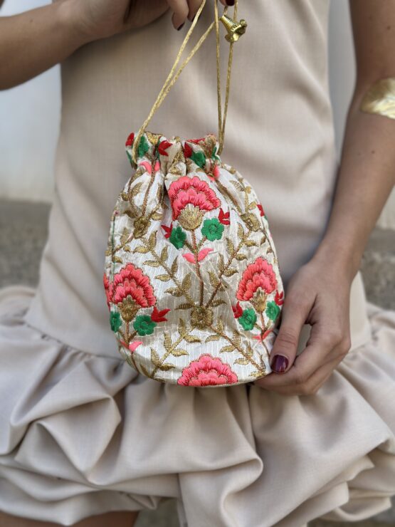 Bombonera flores bordadas