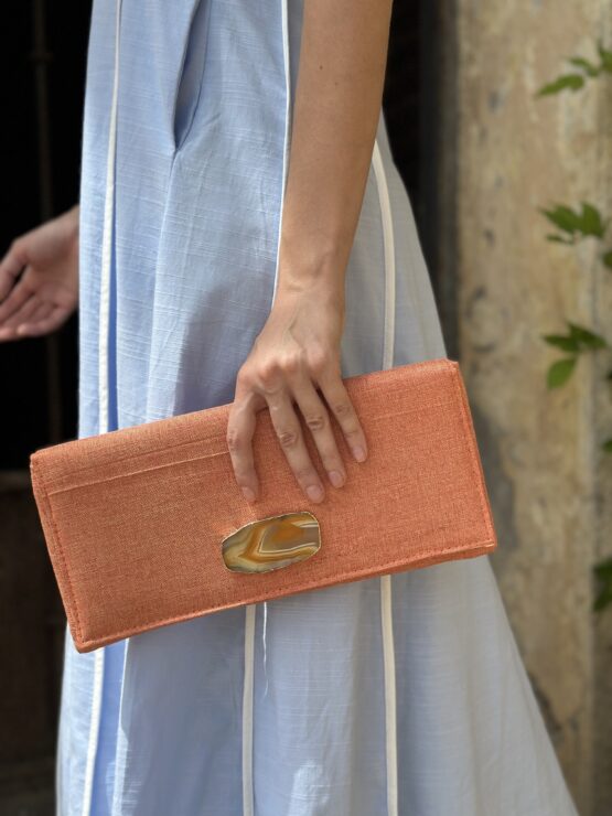 Cartera mandarina broche