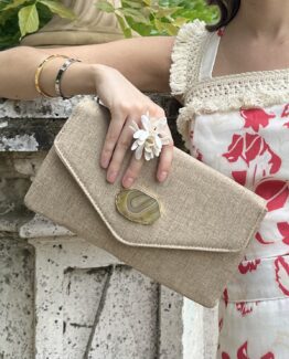 Cartera beige broche