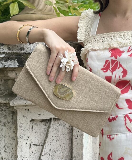 Cartera beige broche