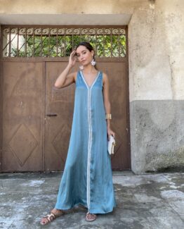 Vestido de satén con joya