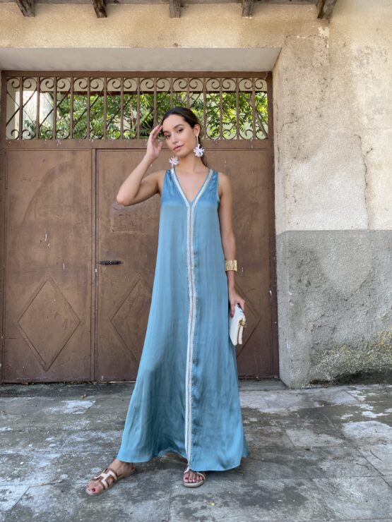 Vestido de satén con joya