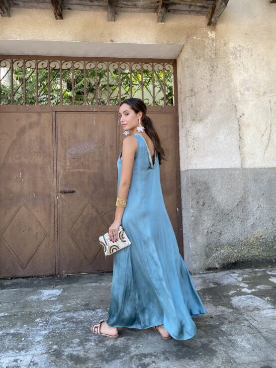Vestido de satén con joya - Imagen 6