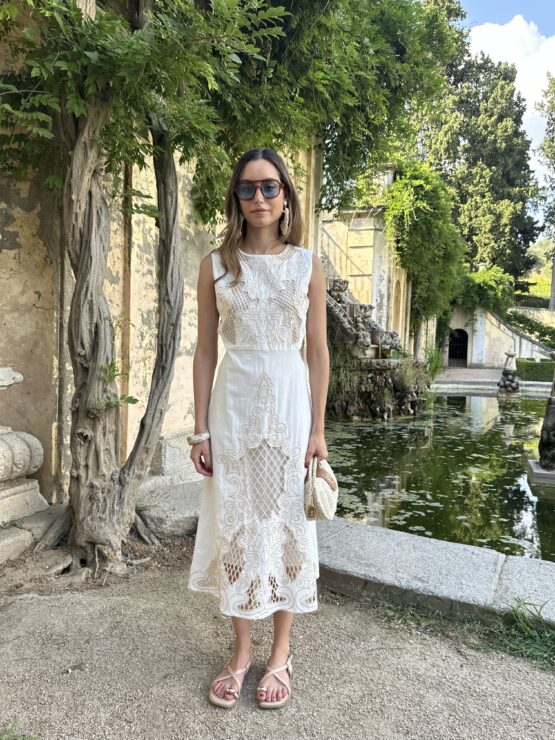Vestido bordado granada