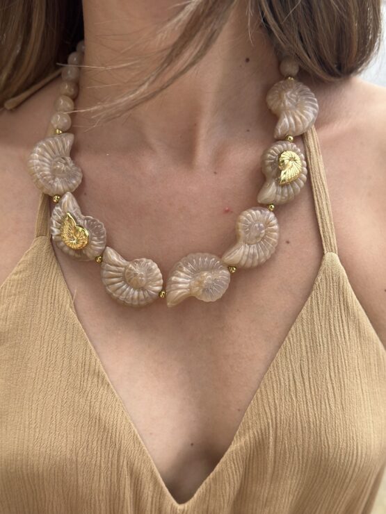 Collar shell beige